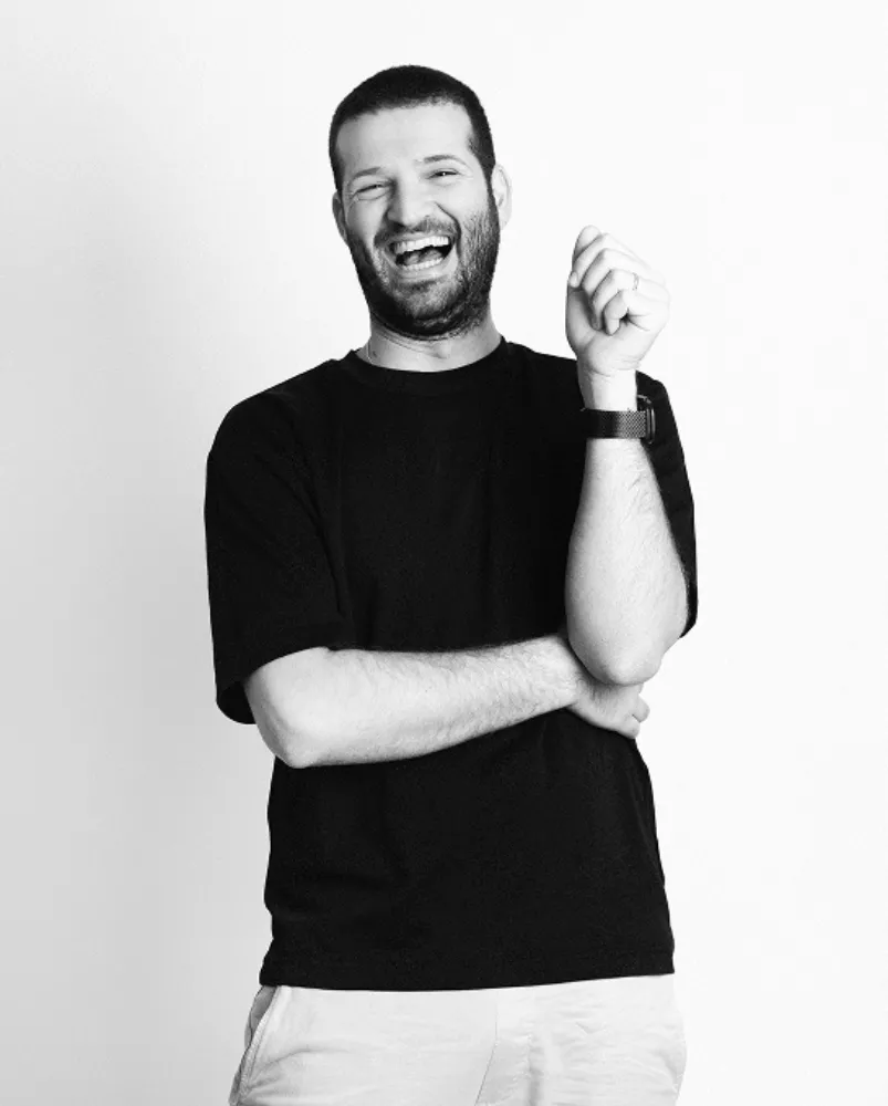 יובל מרום צוחק, פורטרט שחור לבן